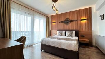 Quarto casal ou duplo superluxo, vários quartos, vista para o mar | Frigobar, cofres nos quartos, escrivaninha