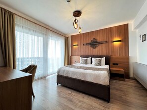 Quarto casal ou duplo superluxo, vários quartos, vista para o mar | Frigobar, cofres nos quartos, escrivaninha