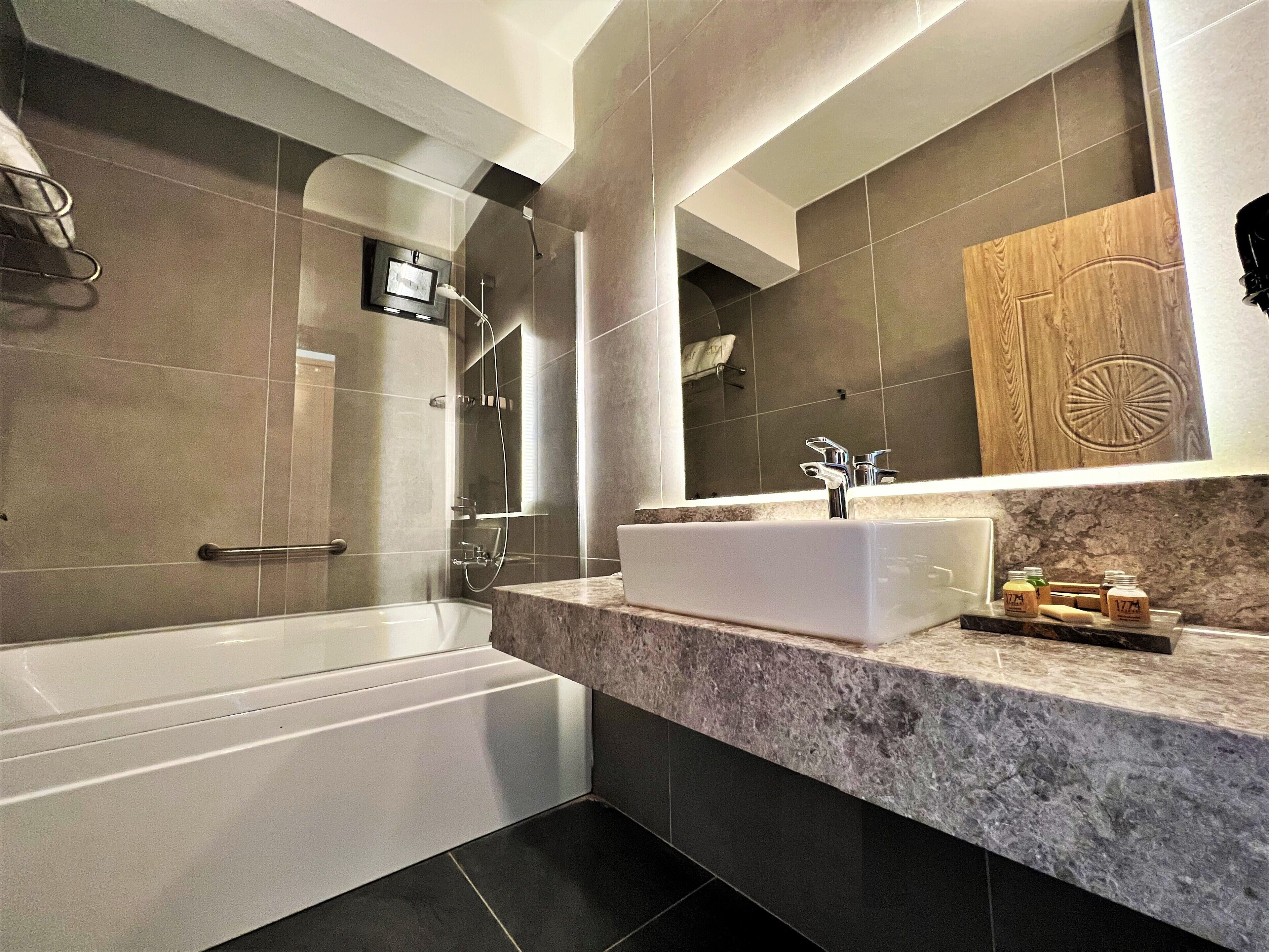 deep-soaking bathtub