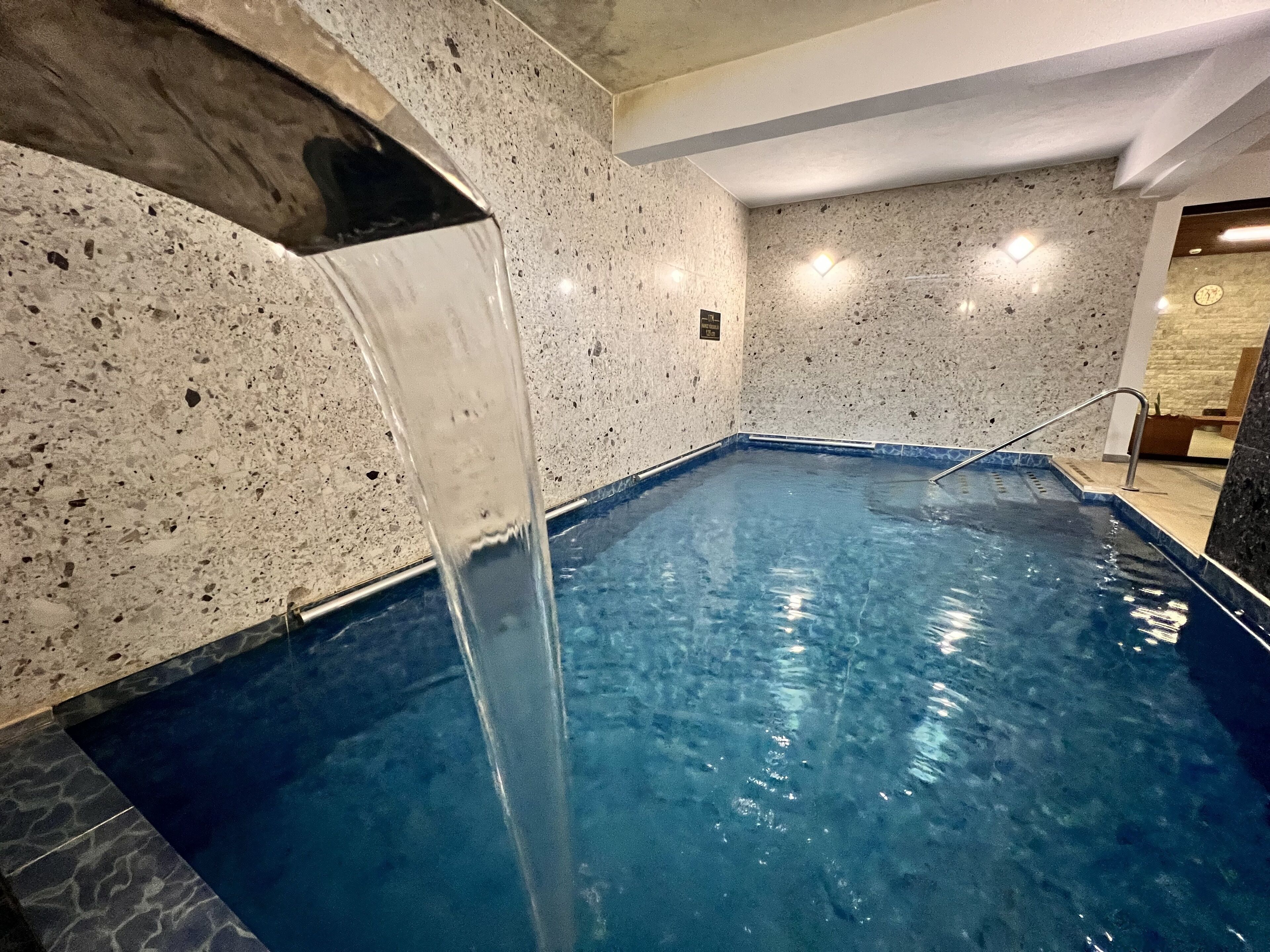 2 室内游泳池，季节性开放的室外游泳池