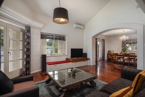 Fernseher, Bücher, Stereoanlage