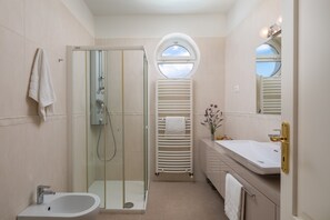 Shower, shampoo - Beautifull Villa with Pool (Vodice)