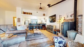 Smart TV, fireplace, DVD player - Mountain Cabin, Private Hot Tub, Grill & Washer/Dryer, Near Golf Course (Mammoth Lakes)