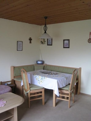 Apartment | Essbereich im Zimmer