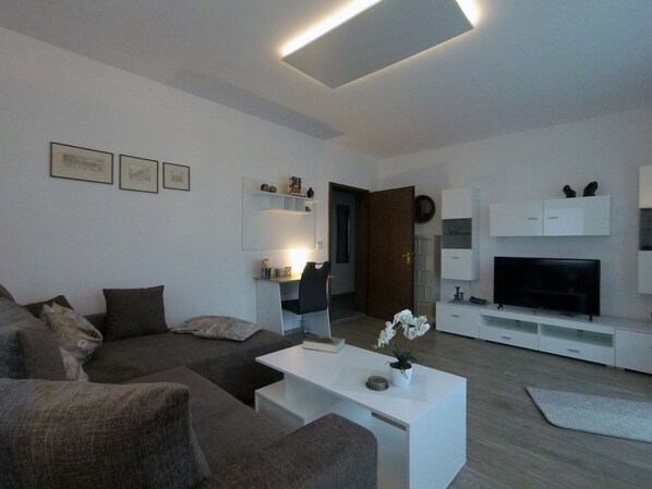 Apartamento | Zona de estar | Una televisión