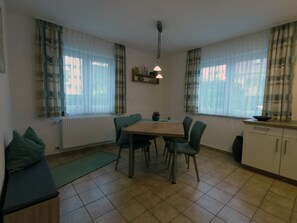 Apartment | Essbereich im Zimmer