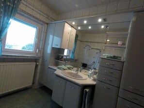 Apartment | Bathroom | Hair dryer, towels, soap, toilet paper - Ferienwohnung Auszeit (Hofheim in Unterfranken)