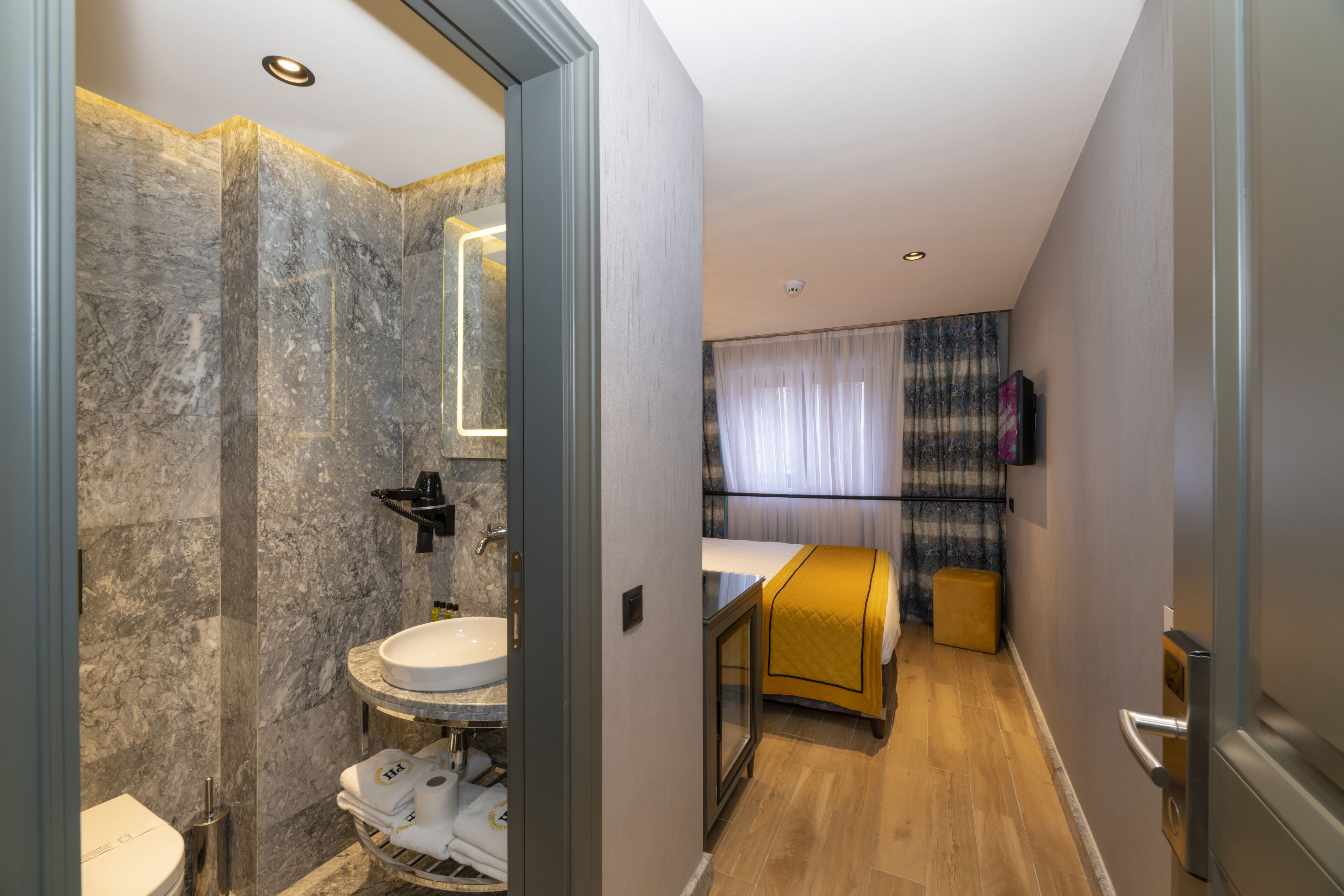 economy double room | premium bedding, minibar, in-room safe, desk