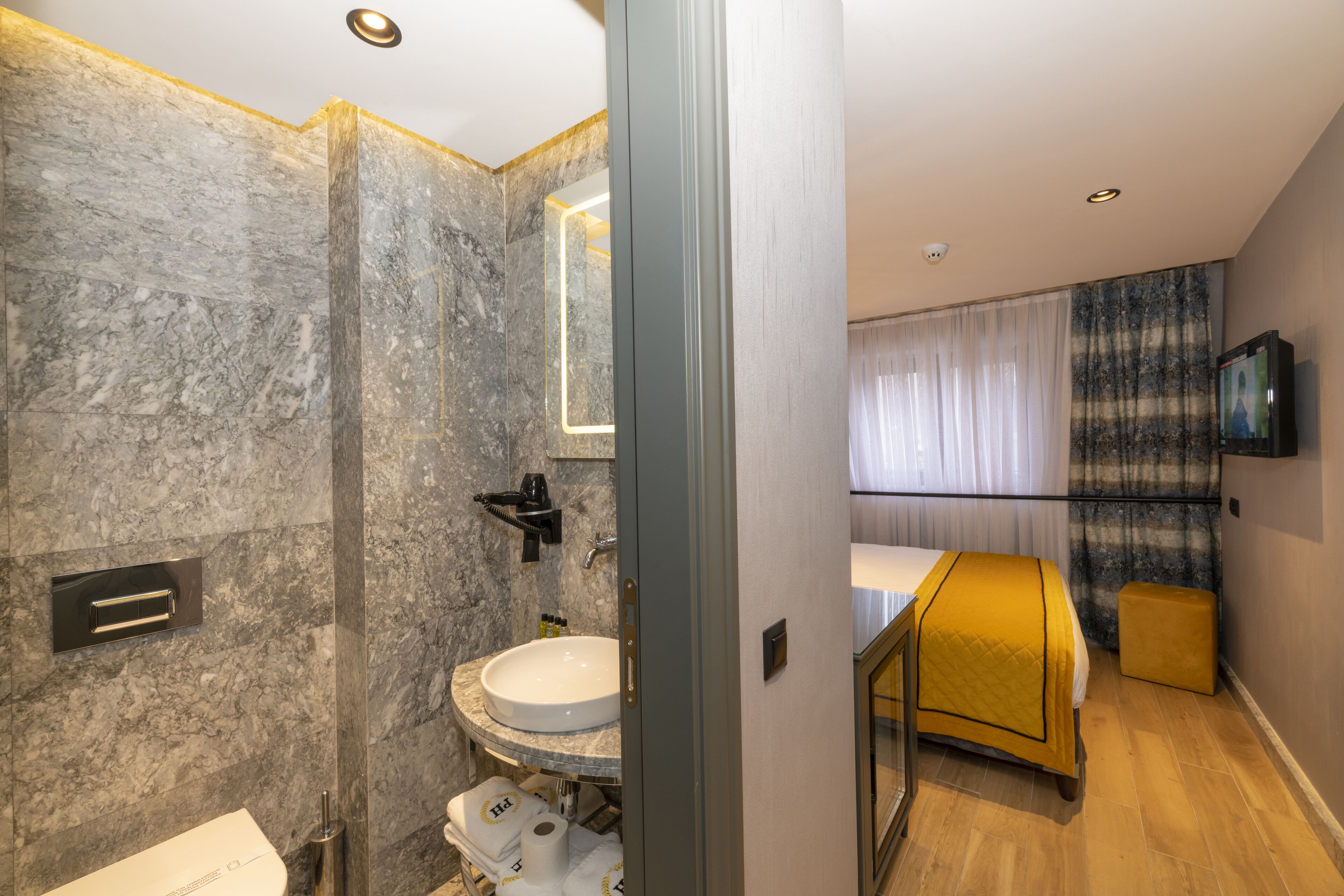 economy double room | premium bedding, minibar, in-room safe, desk