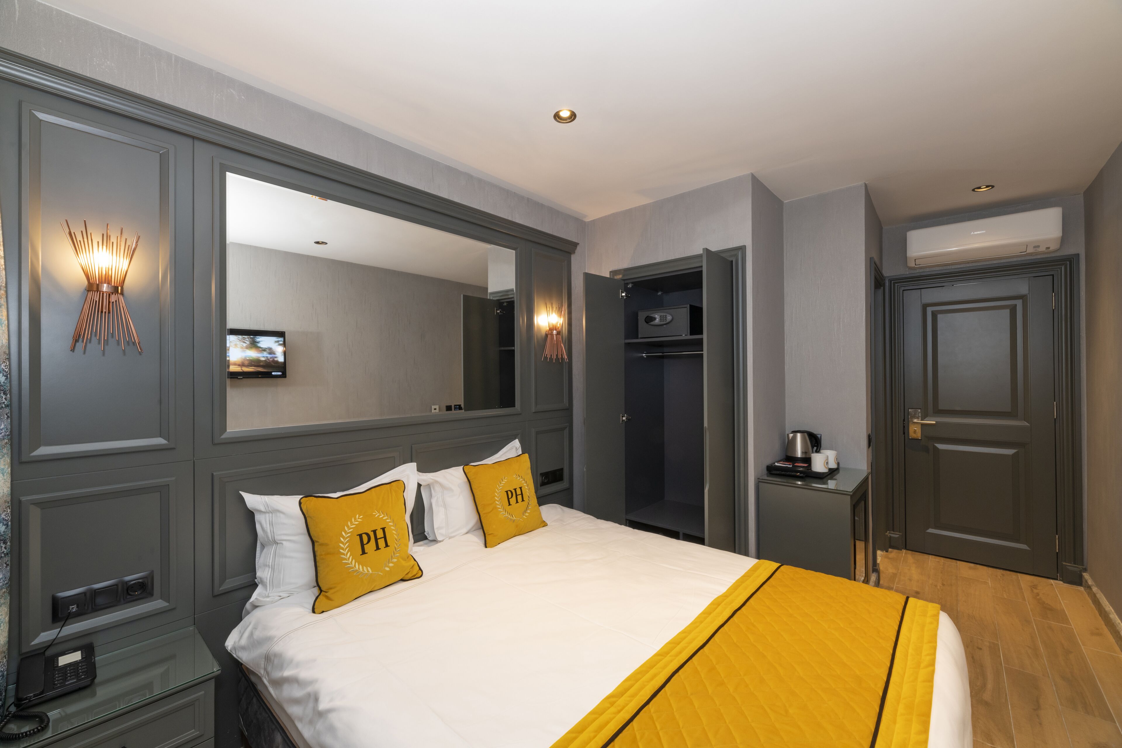 premium bedding, minibar, in-room safe, desk