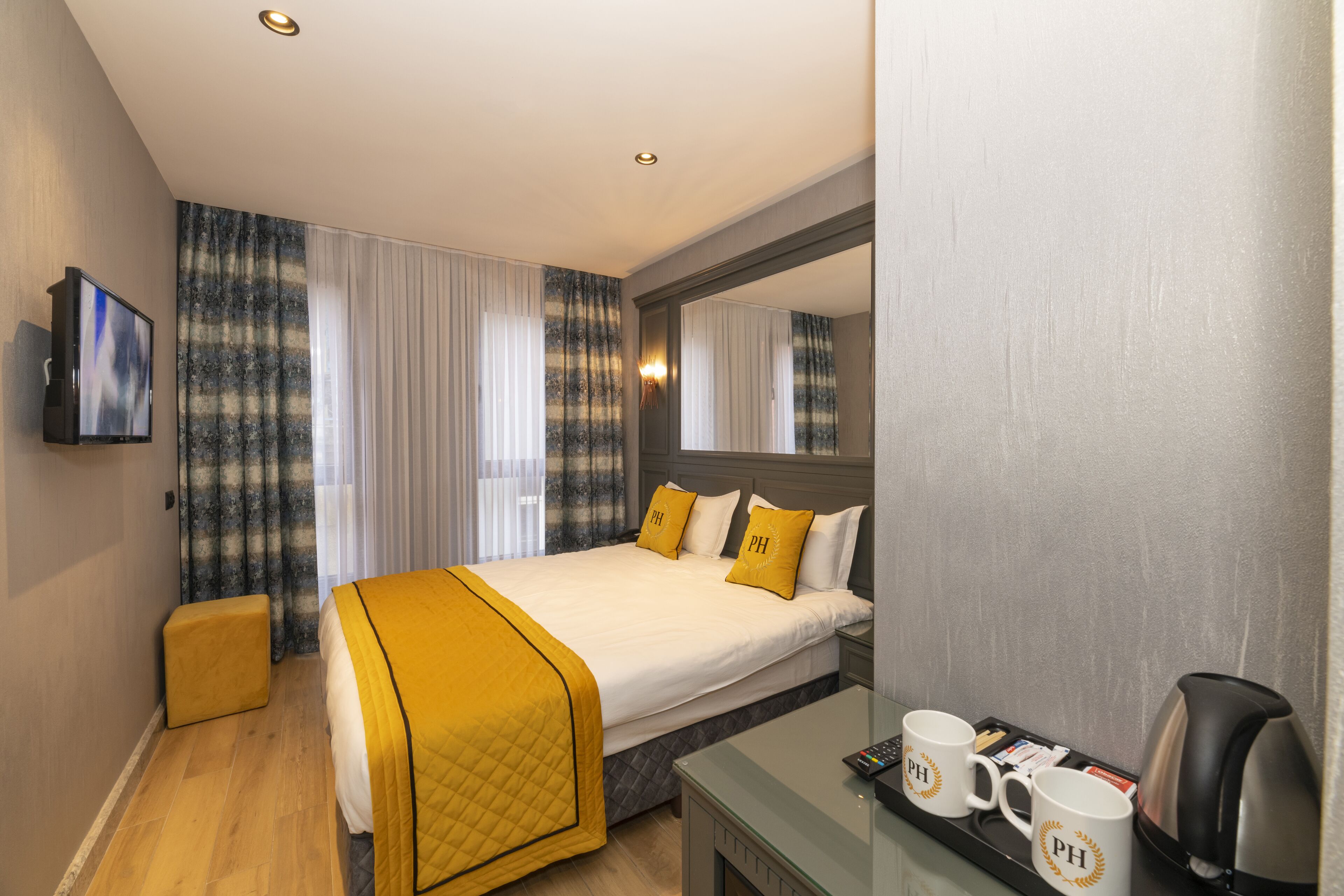standard double room | premium bedding, minibar, in-room safe, desk