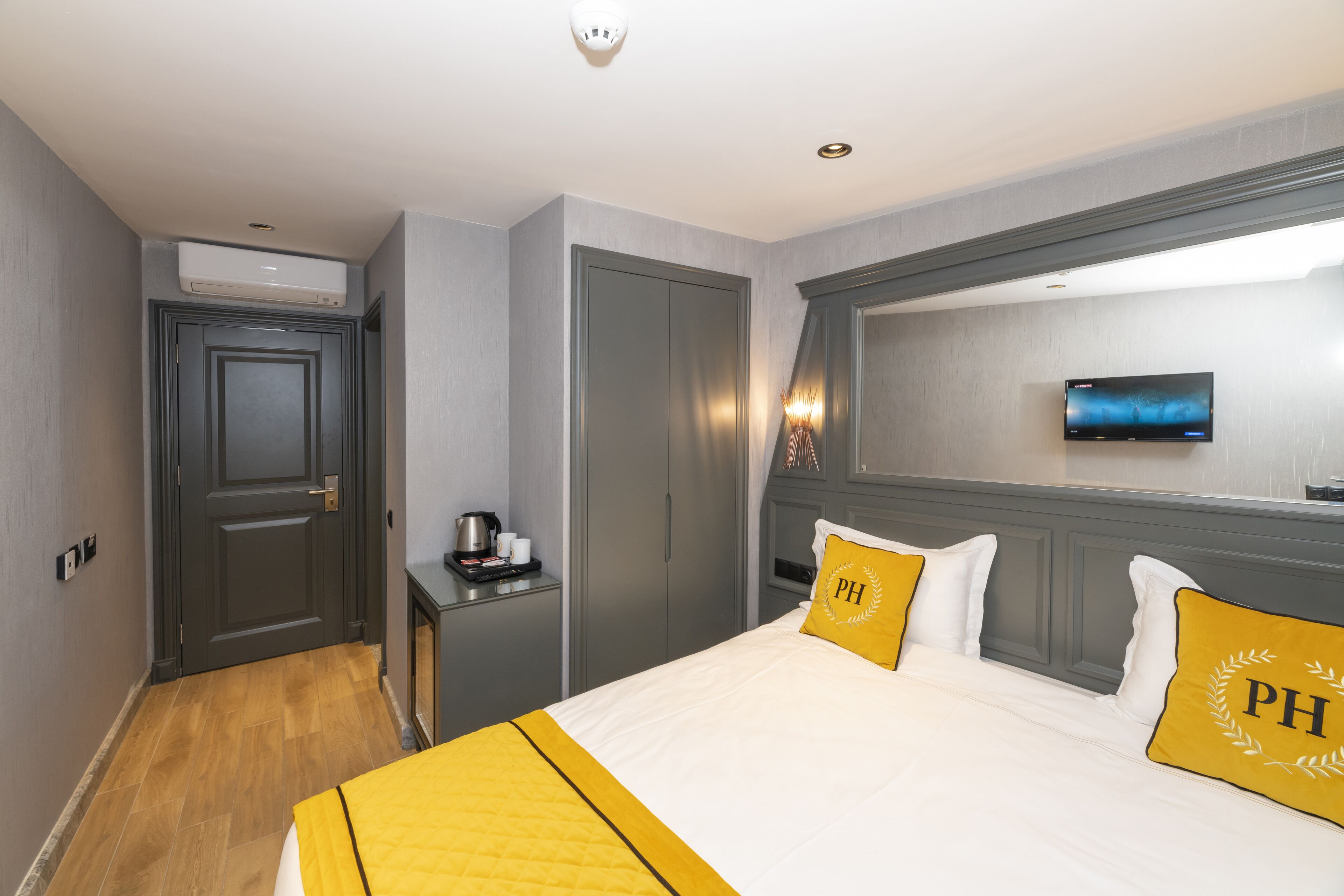 premium bedding, minibar, in-room safe, desk