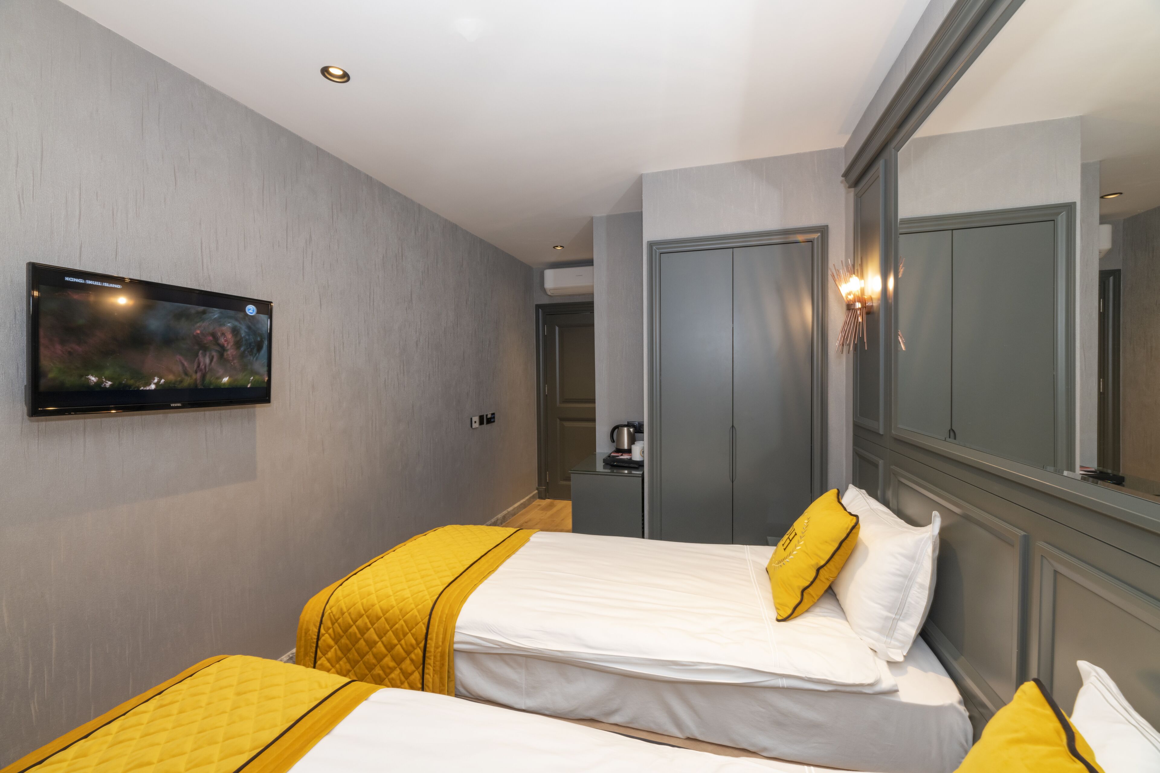 standard twin room | premium bedding, minibar, in-room safe, desk