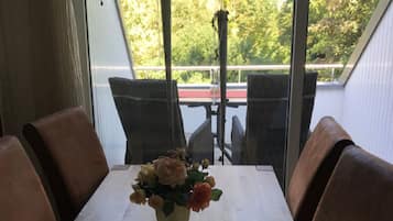 Ferienhaus | Essbereich im Zimmer