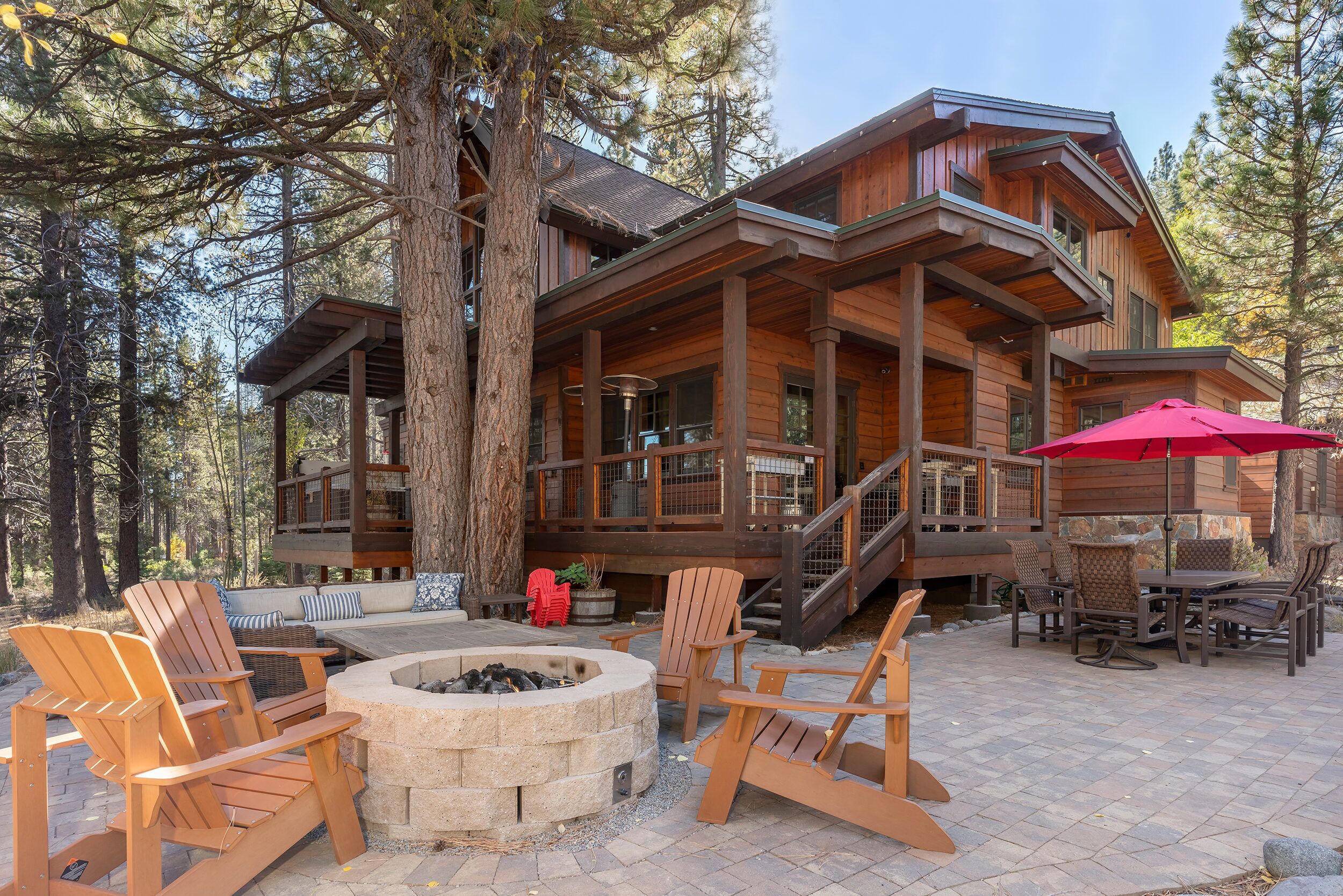 Stunning 5br/5.5ba home - sleep 12 in quiet neighborhood w/ hot tub
