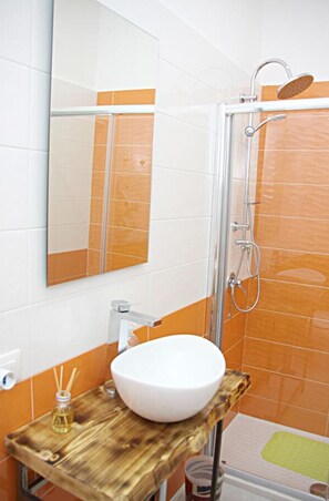 Een douche, een haardroger, handdoeken, zeep