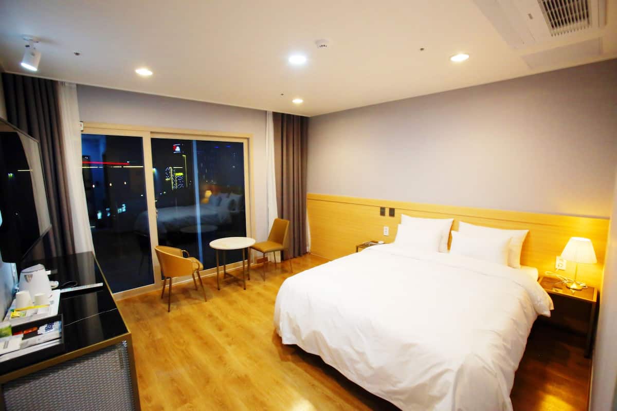 Standard-Doppelzimmer, Stadtblick | Hochwertige Bettwaren, Schreibtisch, kostenloses WLAN, Bettwäsche