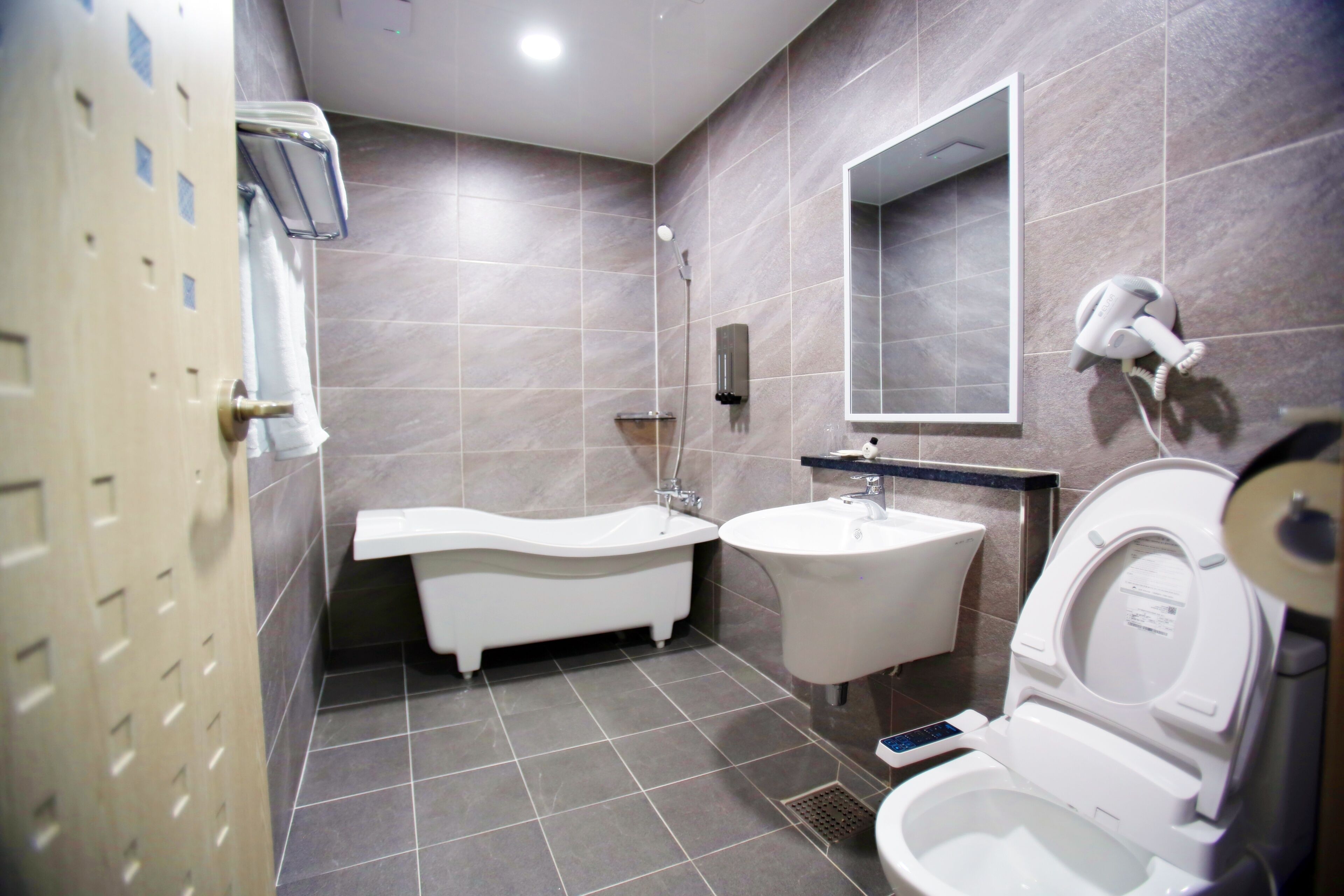 deluxe double room, sea view | bathroom | free toiletries, hair dryer, bathrobes, slippers