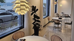 Un interior moderno con una mesa redonda, sillas y una planta en maceta.