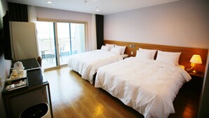 Una habitación de hotel con dos camas, un escritorio y una silla.