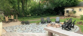 Historic Mansion All Modern Amenities, Huge deck,Fire Pit, Hot Tub, Walk to Dine