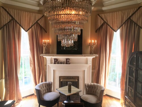 Historic Mansion-Modern Amenities, Sauna, Fire Pit, Hot Tub, Deck, Walk to Dine