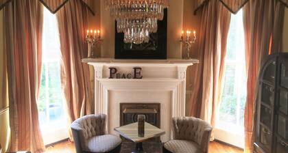 Historic Mansion-Modern Amenities, Sauna, Fire Pit, Hot Tub, Deck, Walk to Dine