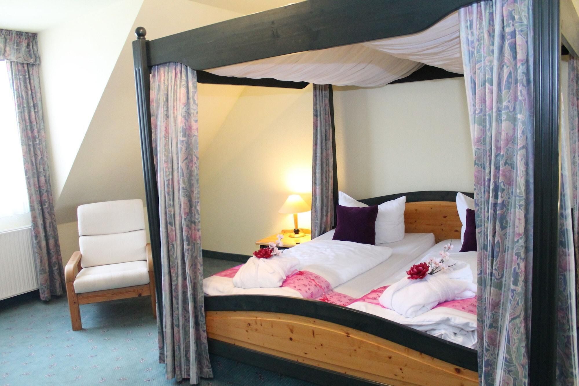 Skrivebord, skrivebord for bærbar PC og wi-fi (inkludert)