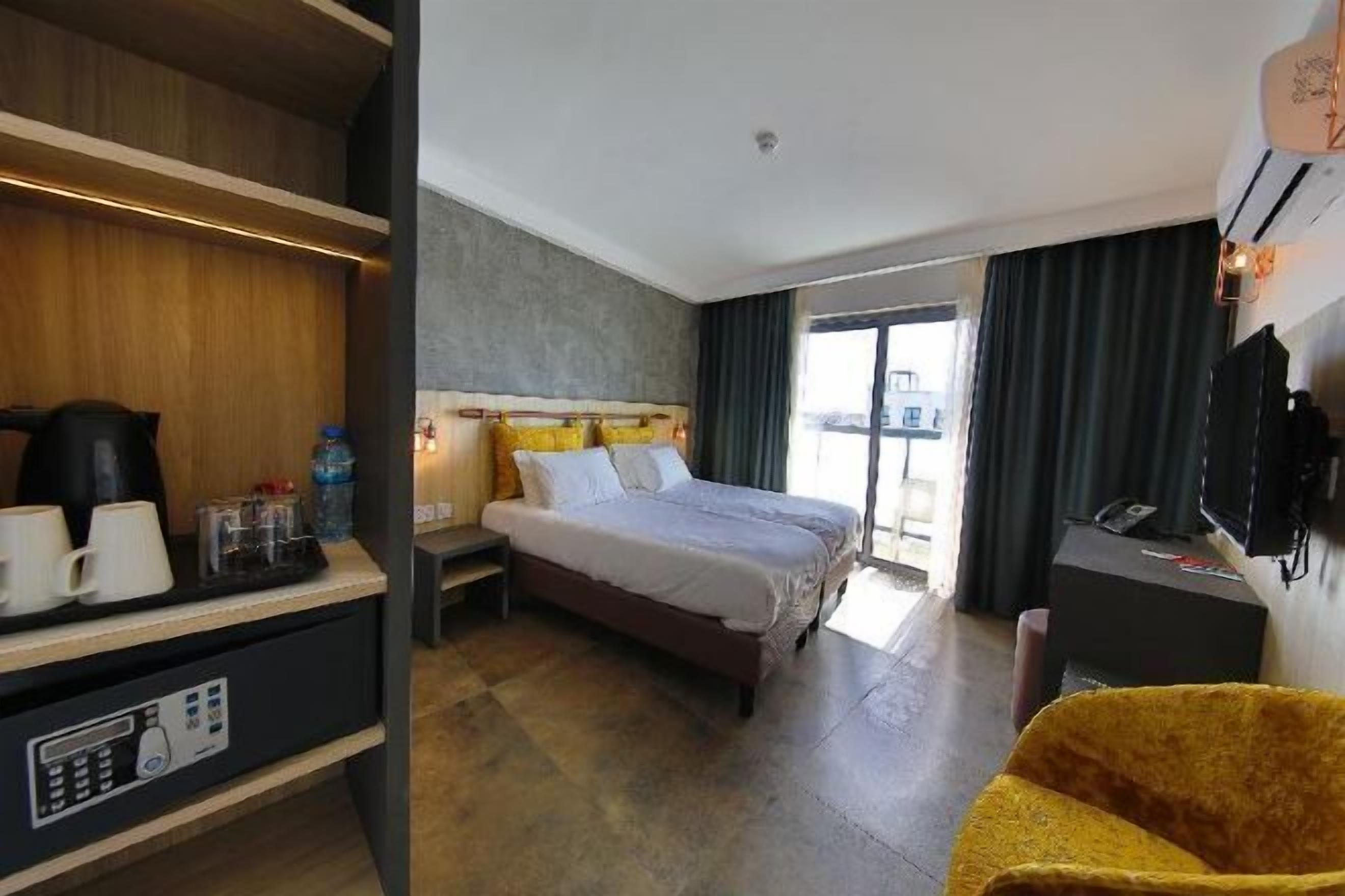 Ropa de cama de alta calidad, minibar, caja fuerte y escritorio