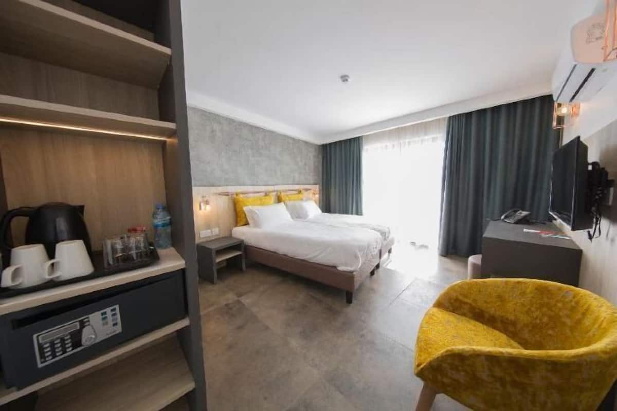 Premium bedding, minibar, in-room safe, desk