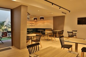 Petit déjeuner continental (9 EUR par personne)