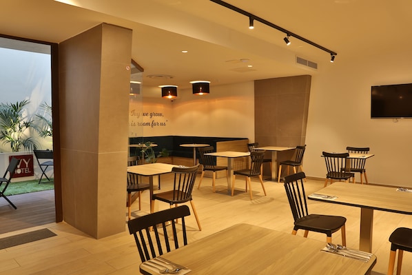 Daily continental breakfast (EUR 9 per person)
