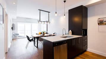 Geladeira, micro-ondas, fogão, cooktop