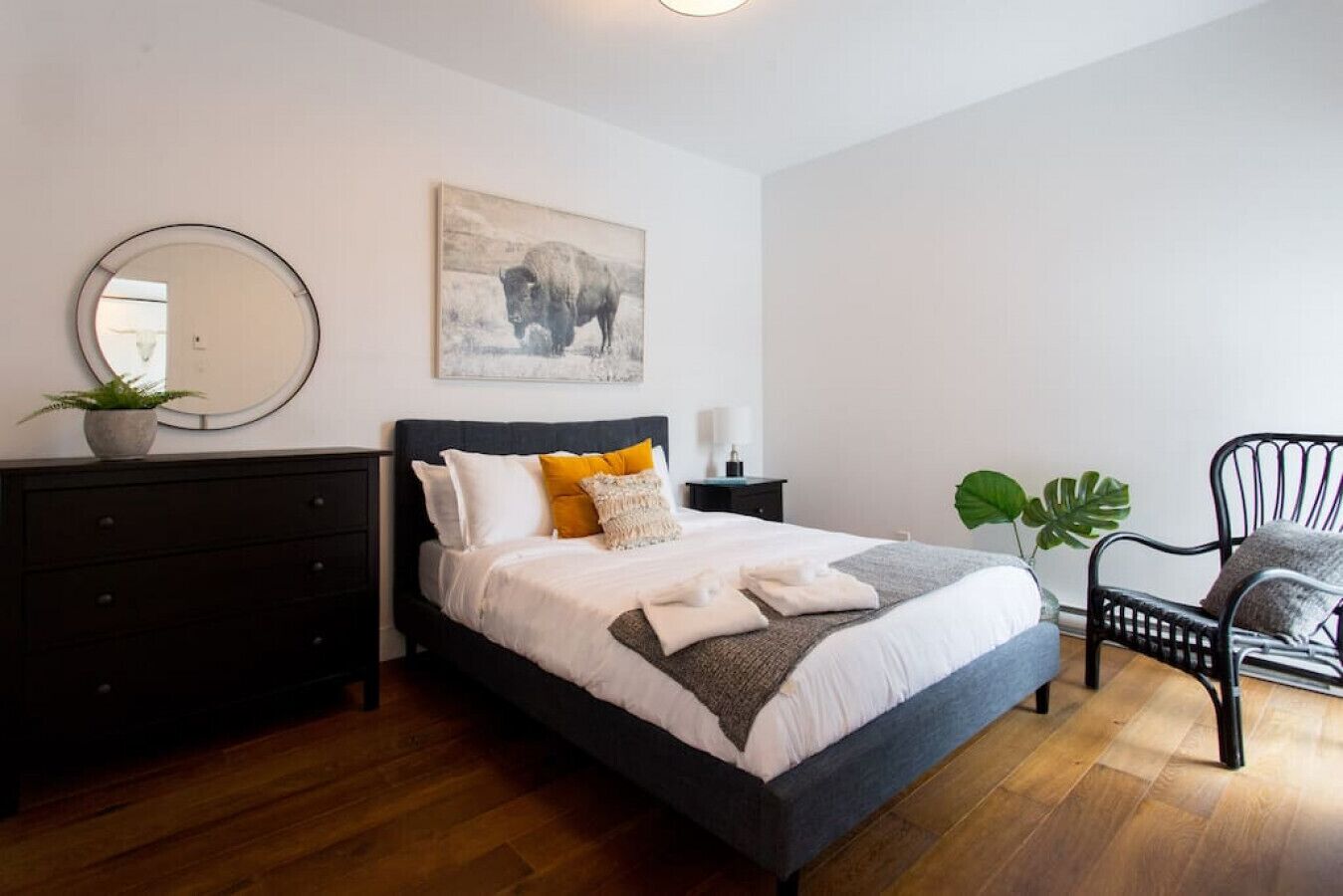 2 bedrooms, desk, iron/ironing board, travel crib