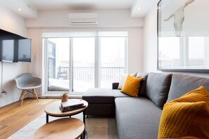 TV - Spacious 2 Bedroom Condo in Little Italy (Montréal)