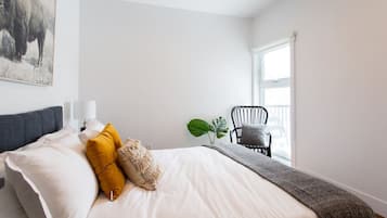 2 bedrooms, desk, iron/ironing board, travel crib