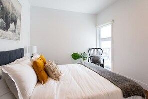 2 bedrooms, desk, iron/ironing board, travel crib
