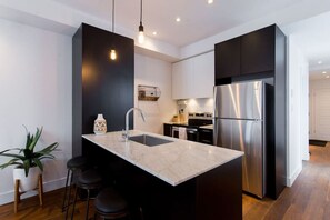 Fridge, microwave, oven, stovetop - Spacious 2 Bedroom Condo in Little Italy (Montréal)