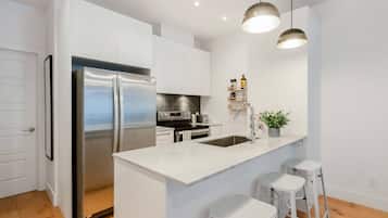 Frigorífico, microondas, horno y placa de cocina