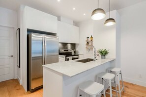 Fridge, microwave, oven, stovetop - Hi, Stylish Apartment in Little Italy (Montréal)