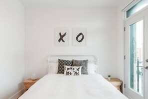 2 bedrooms, desk, iron/ironing board, travel cot - Hi, Stylish Apartment in Little Italy (Montréal)