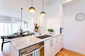 Kühlschrank, Mikrowelle, Ofen, Wasserkocher mit Kaffee-/Teezubehör