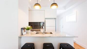 Frigorífico, microondas, horno y cafetera o tetera