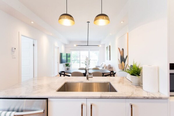 Dining - Large modern 2 bedroom condo in Little Italy plus garage (Montréal)