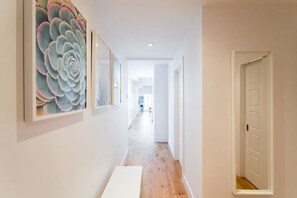 Interior - Large modern 2 bedroom condo in Little Italy plus garage (Montréal)