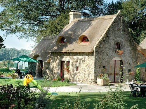 The CHAUMIERES de KERHOUIDEN - BAUD- LE PUITS 1