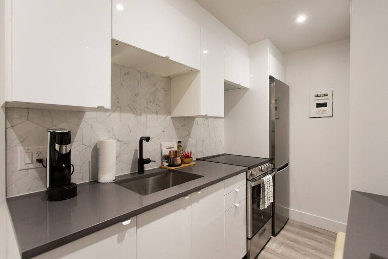 Refrigerador, horno, parrilla de estufa y cafetera y tetera 