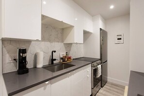 Fridge, oven, stovetop, coffee/tea maker