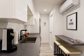 Fridge, oven, stovetop, coffee/tea maker