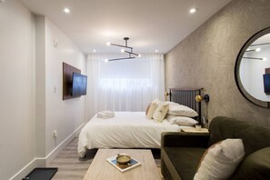 1 habitación, tabla de planchar con plancha, wifi gratis y ropa de cama 